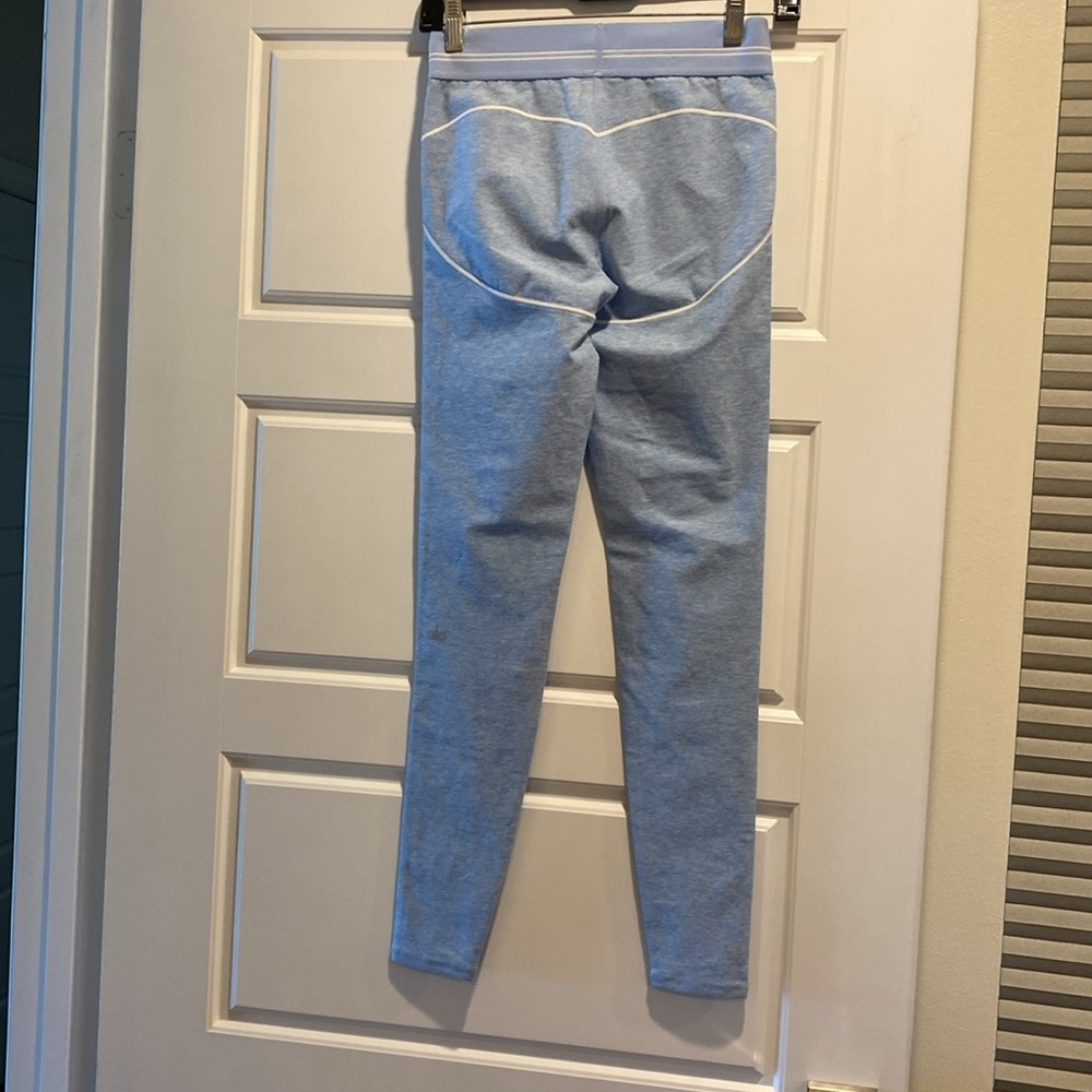 Alo yoga  leggings 

Color seashell blue heather/white 

Size small - Picture 6 of 6